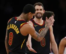 窗口期布鲁克林篮网备战亚冠，队长鼓劲细节曝光，质疑声仍在，轮换策略成焦点 